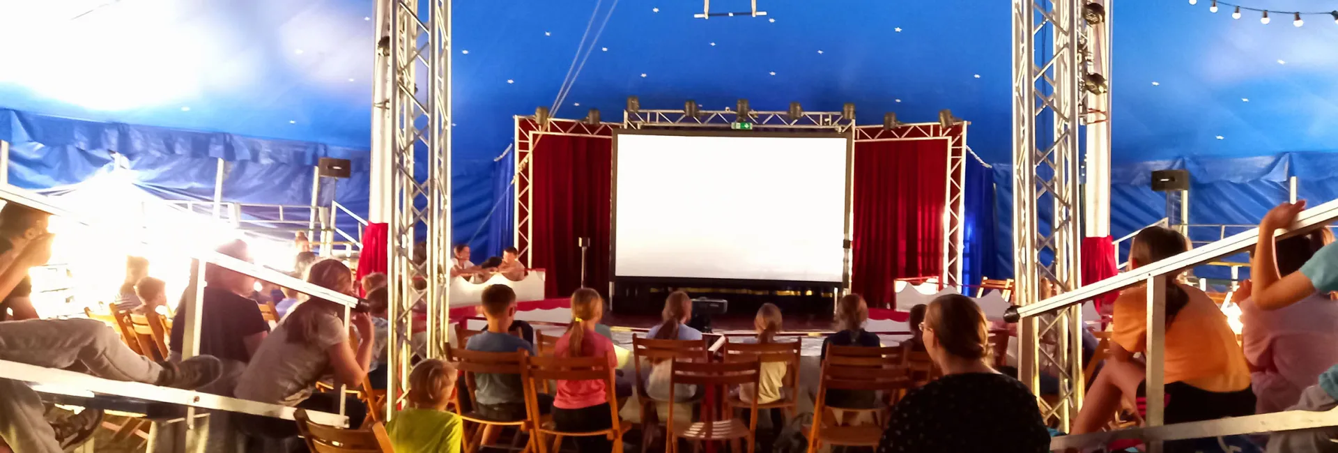  Manege frei: Kinder schauen Film im Zirkuszelt