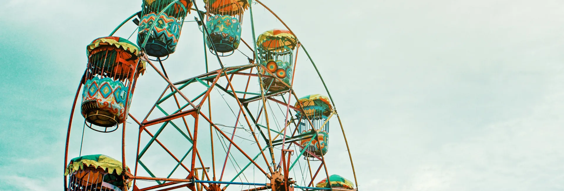 Blinkig-bunt und schwindel-schnell: Die Fahrgeschäfte auf der Heddesdorfer Pfingstkirmes 2024