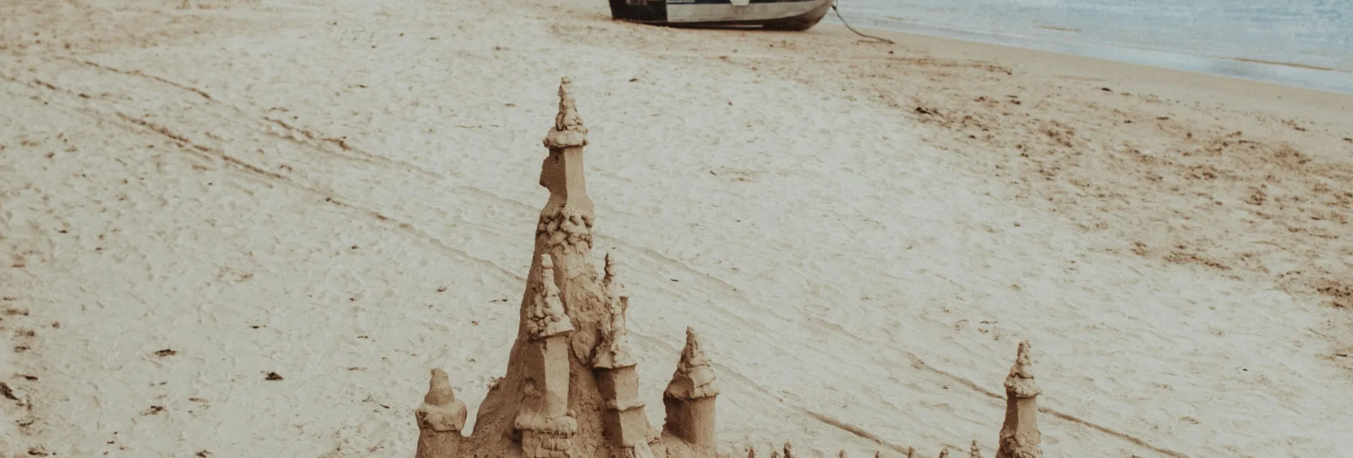 Sandskulpturen erobern die Deichpromenade in Neuwied