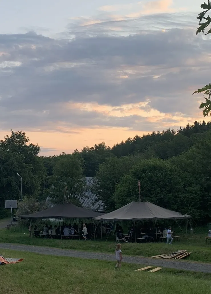 Schwarzzelte mit Sonnenuntergang