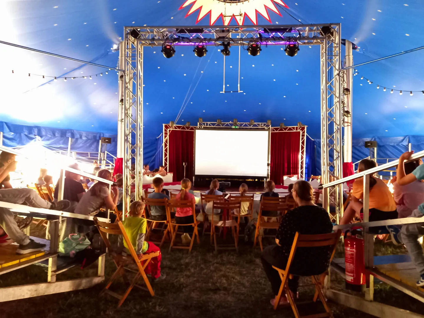  Manege frei: Kinder schauen Film im Zirkuszelt