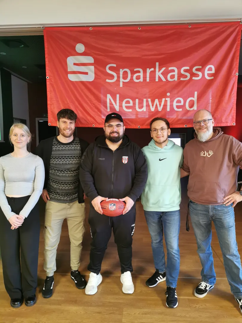 In Deutschland hat man es wirklich schwer, dem Thema Fußball aus dem Weg zu gehen. Egal ob Breiten- oder Spitzensport, das Spiel auf dem grünen Rasen ist ein wahres Massenphänomen und zieht jung und alt gleichermaßen in seinen Bann. Doch Fußball ist längst nicht mehr nur auf dem Platz: Durch den großen und anhaltenden Erfolg der FIFA-Videospielreihe (jetzt „EA FC“) hat die Sportart ihren Siegeszug auch in der virtuellen Welt fortgesetzt. Beim Fußball-Wochenende im Jugendzentrum Big House ging es sowohl am B