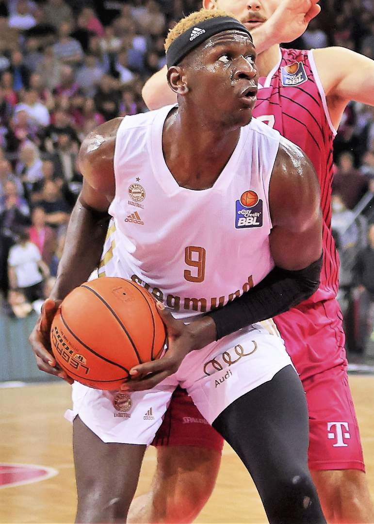 Basketball: Isaac Bonga trägt sich ins Gästebuch seiner Geburtsstadt Neuwied ein – Öffentlicher Empfang am BigHouse