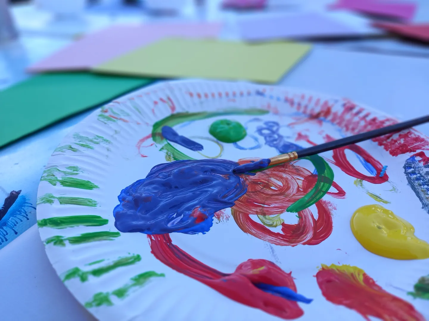 Kinder, die einen Ausgleich suchen, können beim gemeinsamen Basteln und Werken abschalten, Kontakte knüpfen und etwas Neues ausprobieren.