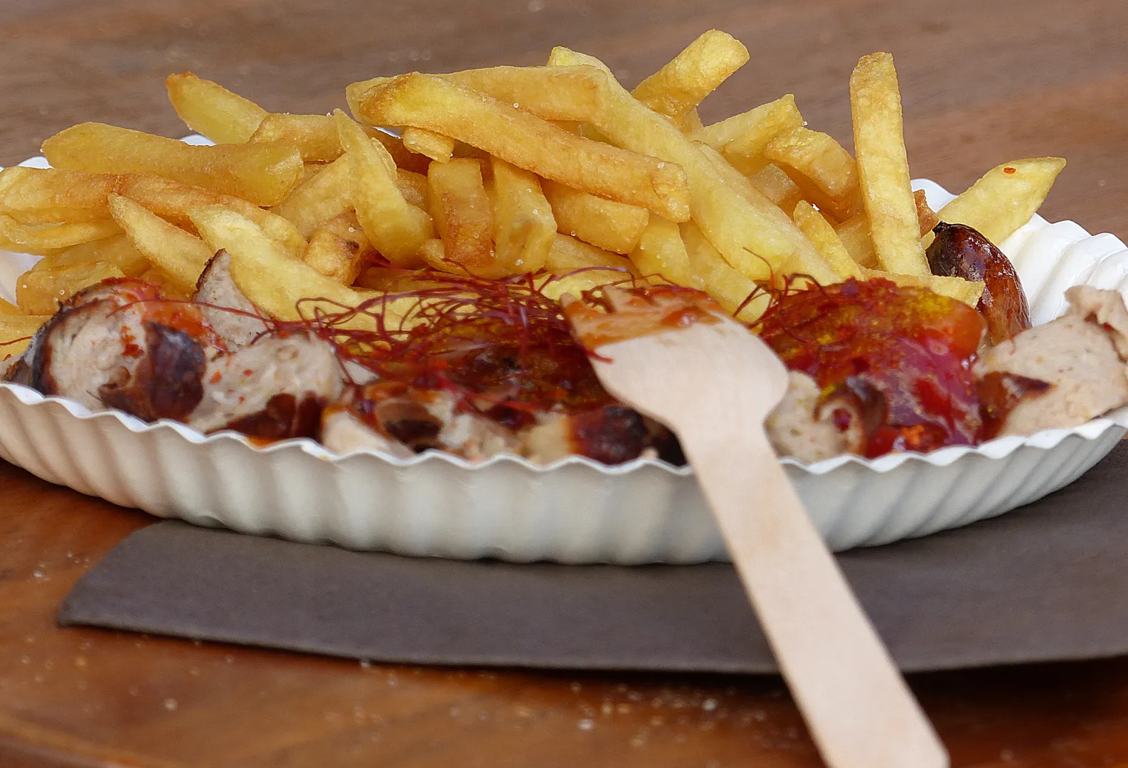 „Einmal Currywurst, Pommes, bitte!“, so einfach kann es gehen, wenn der schnelle Hunger ruft. Wenn allerdings beim Festival der Currywurst am Wochenende, 26. bis 28. Januar, in Neuwied an so manchem Stand bis zu 25 raffinierte Soßenkreationen angeboten werden, lohnt sich der genauere Blick auf die Menükarte. Ein Highlight ist der Extrawurst-Wettbewerb für die ganz Hungrigen. Hier gilt es, so viel Currywürste wie möglich zu essen. Zeitgleich bietet die ChocolART eine geschmackliche Entdeckungsreise durch die