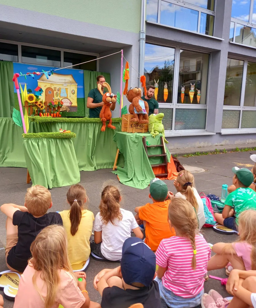  Grundschulkinder besuchten Open-Air-Puppentheater 
