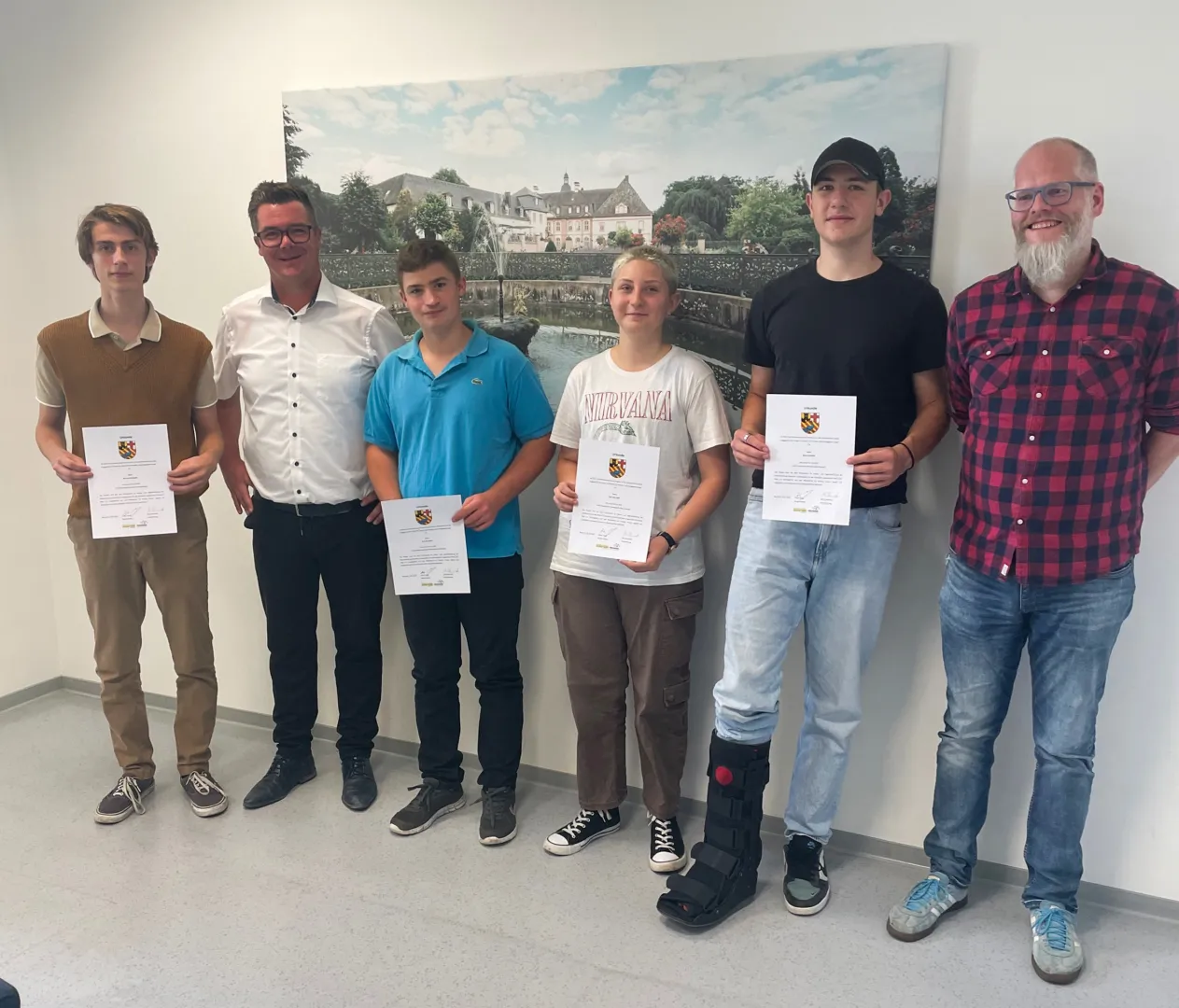 Vier Ehemalige des erfolgreichen Projekts für junge Männer geehrt