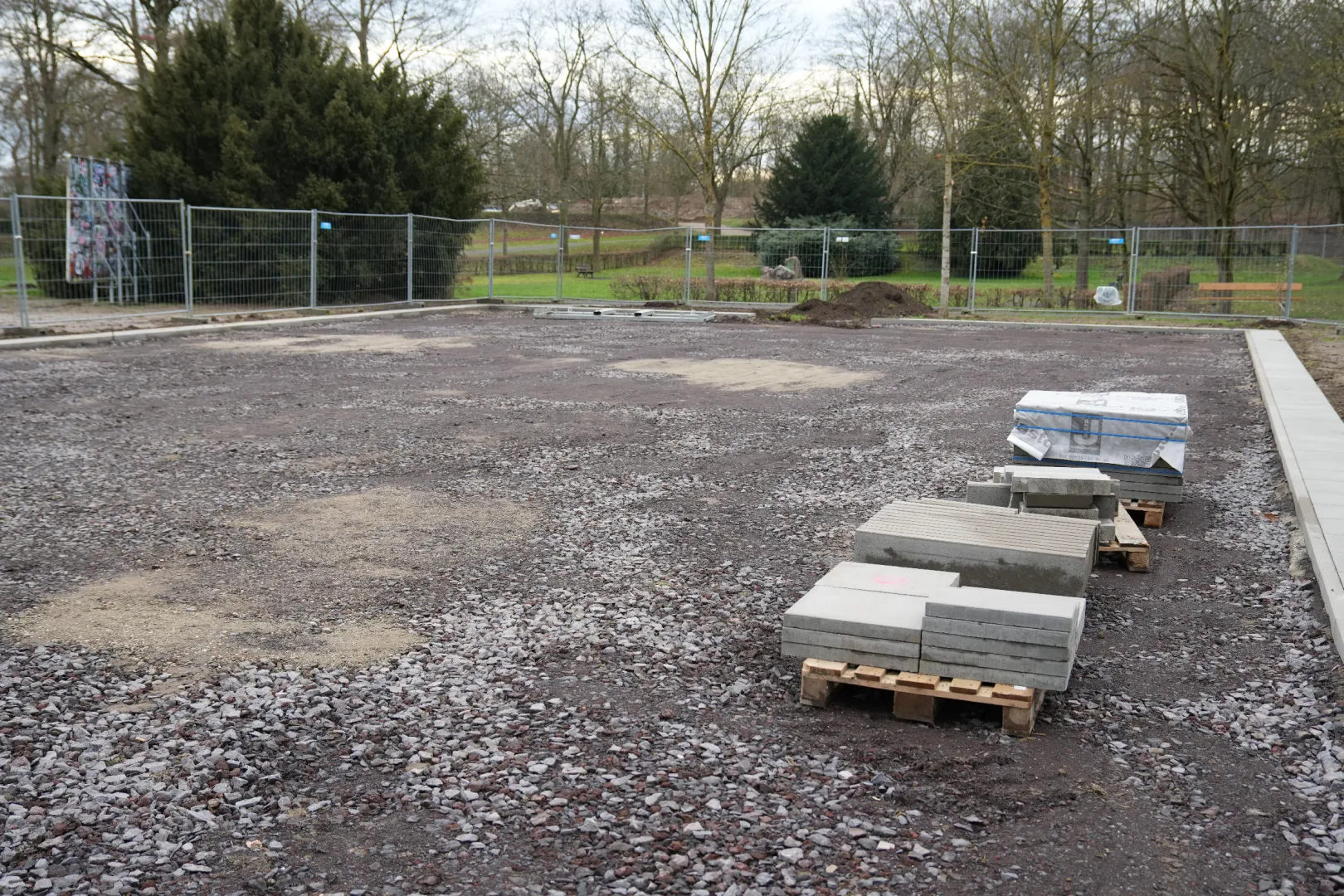 Wer in den letzten Wochen den Stadtpark an der Eishalle durchquert hat, wird es bereits bemerkt haben. In unmittelbarer Nähe zum Skateplatz sperrt ein Bauzaun ein etwa 30 mal 15 Meter großes Areal ab. Planierarbeiten sind erledigt, Randsteine gesetzt und an beiden Enden der Baustelle ist eine Grube ausgehoben worden. Was baut die Stadt hier? Ein neues Streetballfeld. Bereits seit 2021 hatte sich der Neuwieder Jugendbeirat dafür stark gemacht – mit Erfolg.  Dass es mit der Baumaßnahme jetzt so zügig vorangeh