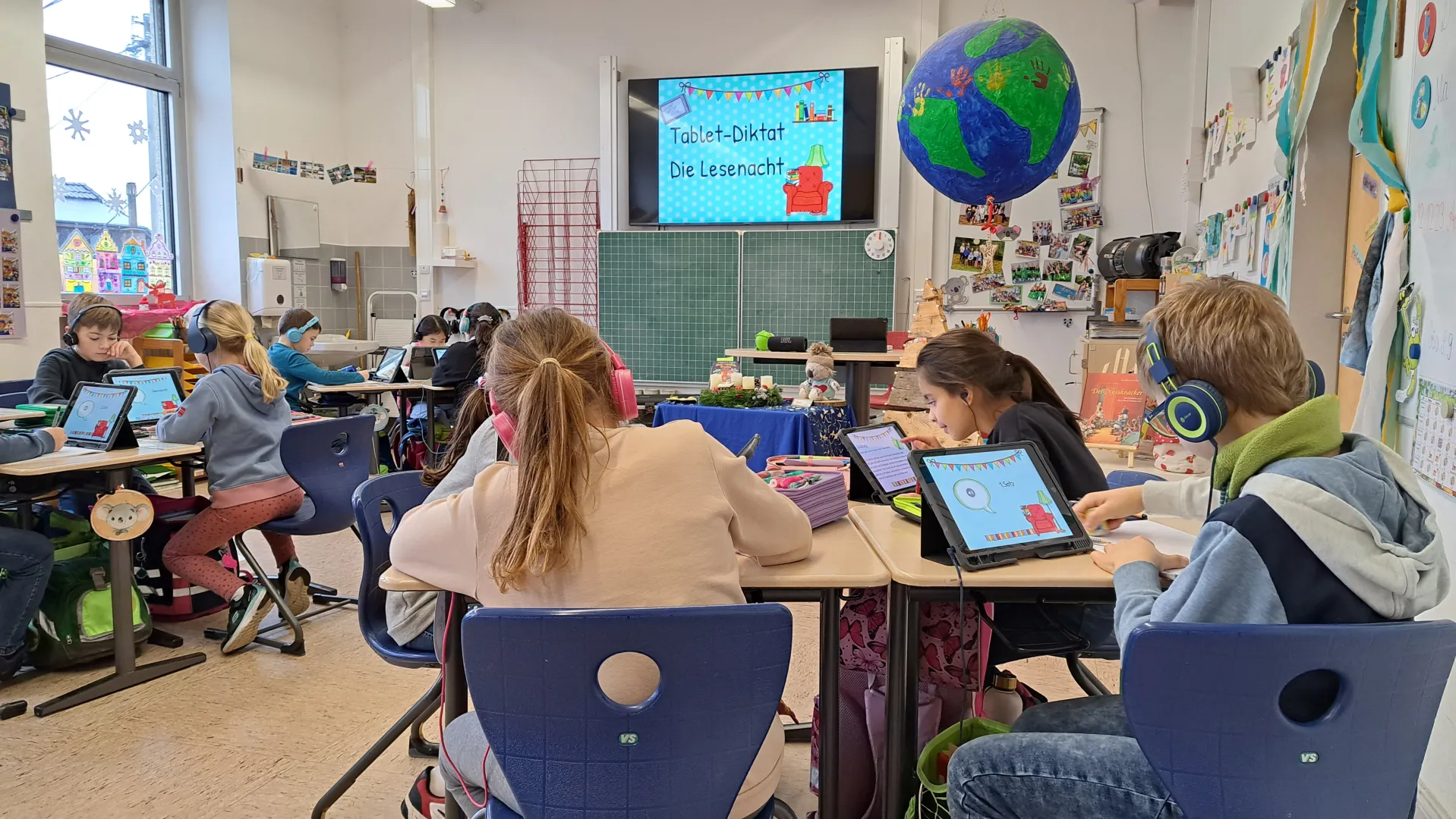 Kürzlich sorgte ein Datenverlust auf Schüler-Tabletts für Schlagzeilen. Die Neuwieder Stadtverwaltung informiert dazu, dass sie damit glücklicherweise praktisch keine Probleme hat. Denn als „große kreisangehörige Stadt“ ist Neuwied „nur“ Träger der Grundschulen. Und dort werden iPads und andere „mobile Endgeräte“ nicht personalisiert an die Schüler vergeben, wie Neuwieds IT-Leiter Gerhard Wingender erklärt. „Sie werden bei uns als Sharing-Geräte genutzt, auf denen deshalb in der Regel auch keine dauerhafte 