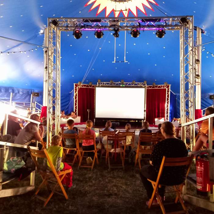  Manege frei: Kinder schauen Film im Zirkuszelt
