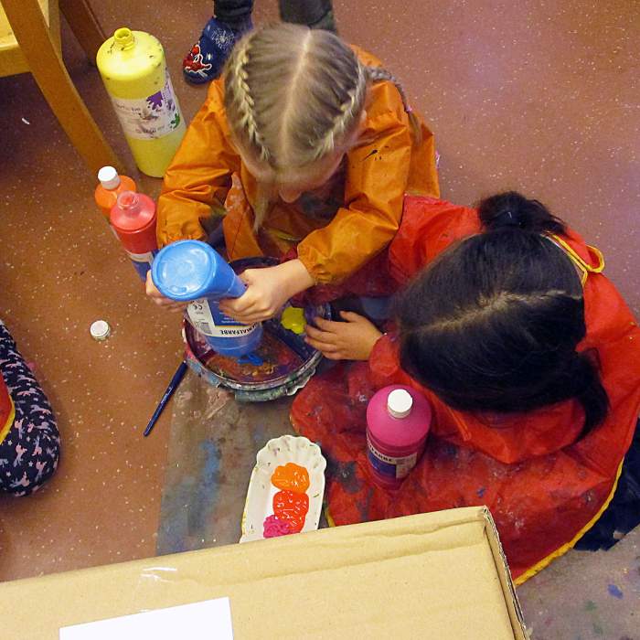 Gelungenes Projekt: „Schlaue Löwen“ basteln Kunst mit Kartons