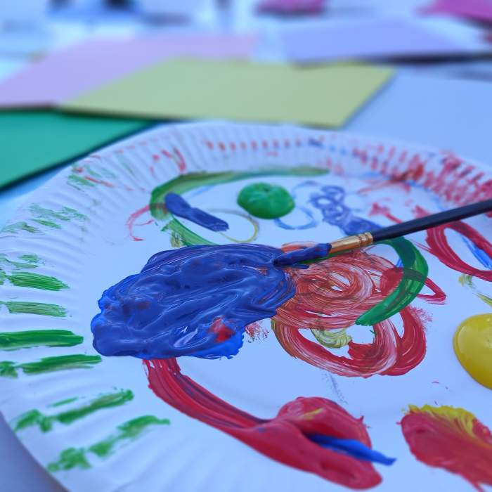 Kinder, die einen Ausgleich suchen, können beim gemeinsamen Basteln und Werken abschalten, Kontakte knüpfen und etwas Neues ausprobieren.