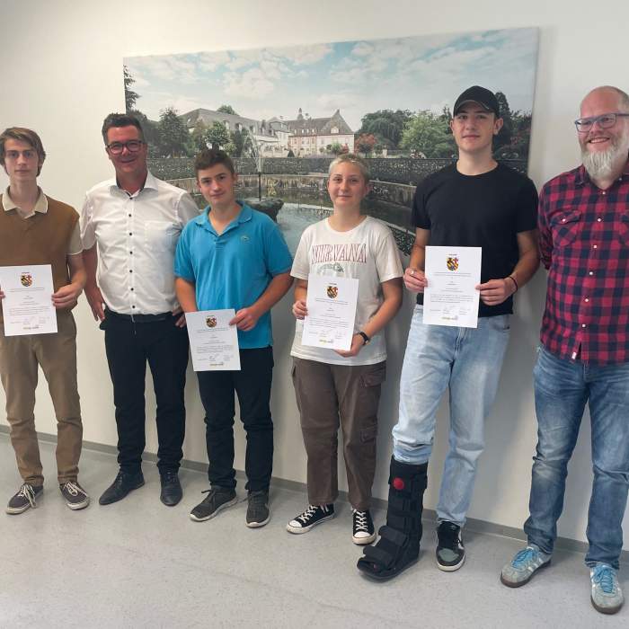 Vier Ehemalige des erfolgreichen Projekts für junge Männer geehrt